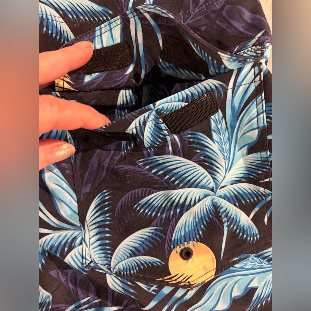 Hurley Men’s Black Boardshorts with Blue Palm Print and Yellow Sun Accents NWT - Picture 6 of 7